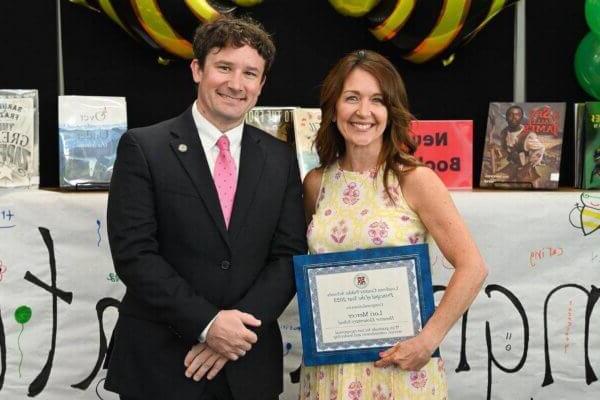 Hovatter Elementary School Principal Lori Mercer and Loudoun County Public Schools Acting Superintendent Daniel W. 史密斯. 连结控制协定的照片.